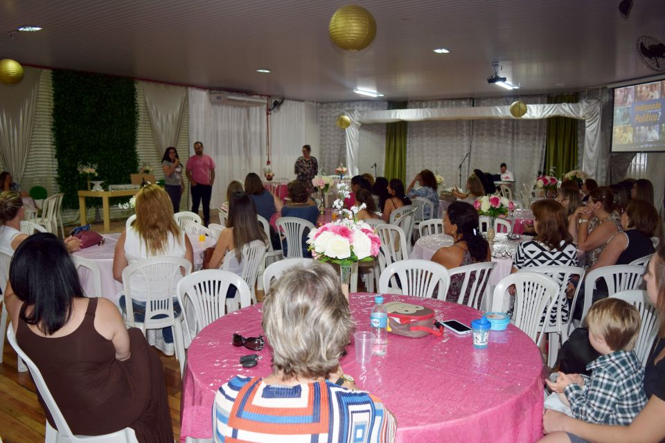 Cleiton Fossá Chapecó – Incentivar a participação das mulheres na política. Este foi o principal objetivo da reunião realizada na tarde de sábado, pelo vereador Cleiton Fossá, no bairro...