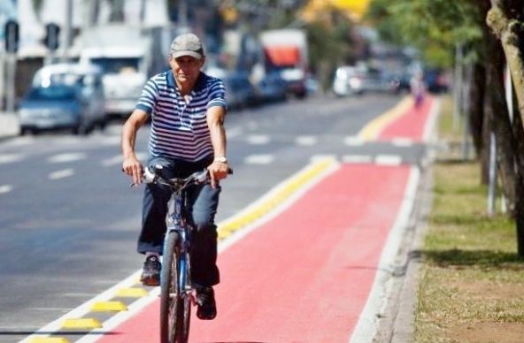 Cleiton Fossá           Um tema bastante comentado em Chapecó e que está presente nos debates sobre a Mobilidade Urbana no País é a construção de ciclovias. Praticar ciclismo...